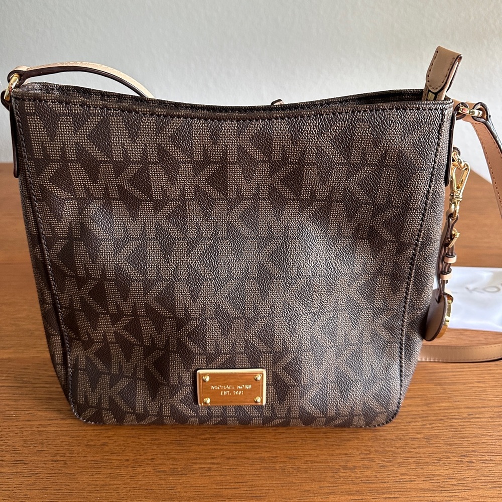 Michael Kors Travel Messenger Crossbody EXCELLENT CONDITION